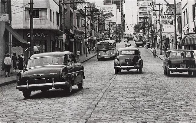Rua Augusta com paralelepípedos, e linha de ônibus elétrico, década de 60