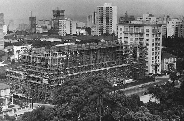 Vista do MASP, em construção, no ano de 1964.