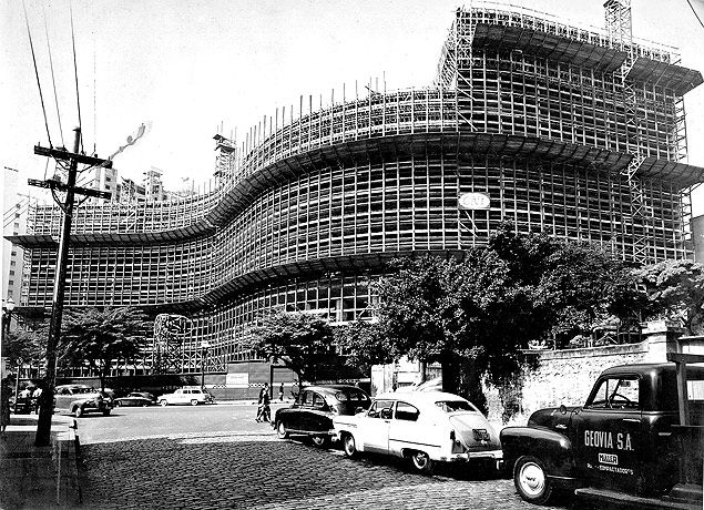 O edificio Copan, em obras, em maio de 1957.
