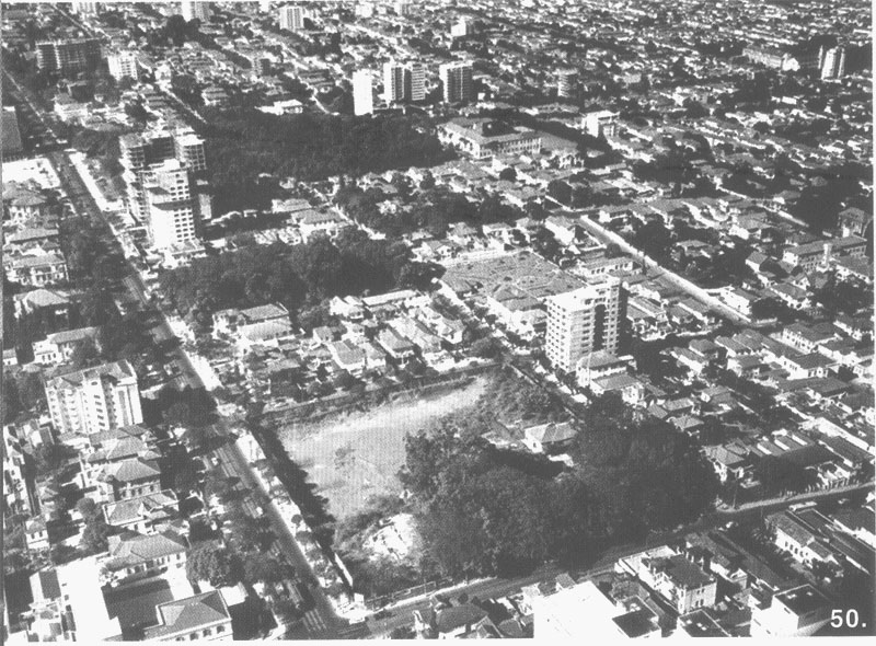 Vista aérea nos anos 50. Terreno aberto para a construção do Conjunto Nacional.