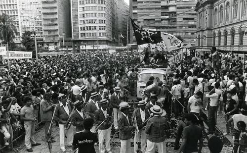Bandas se reúnem na Praça da República, no carnaval de 1984.