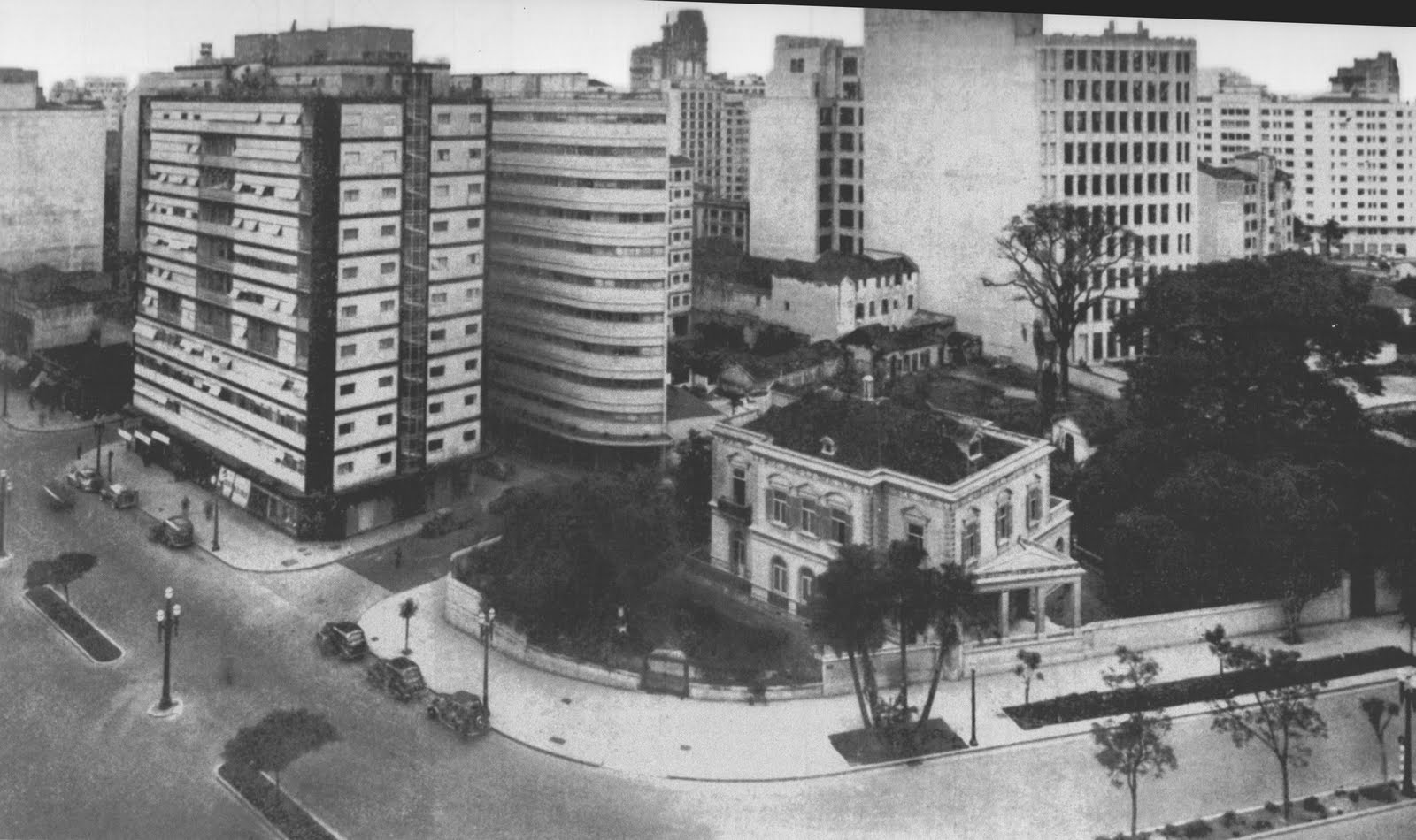 Avenida São Luis nos anos 1940 com o Edifício Esther ao fundo
