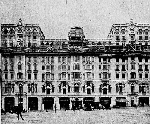 Construção do Palacete Santa Helena, na Praça da Sé, em 1921.