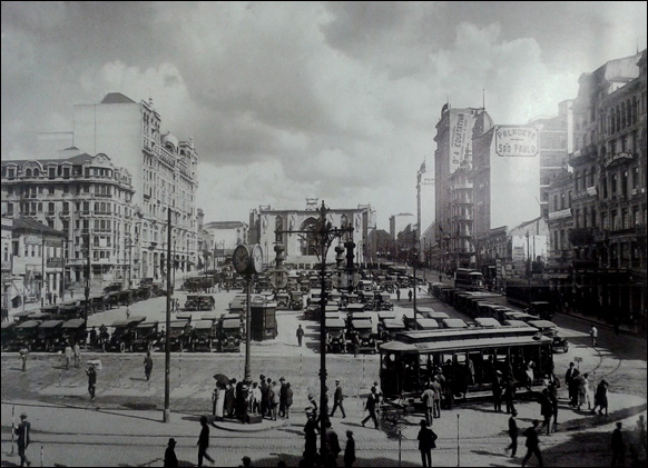 Praça da Sé em 1927 com a nova Catedral em construção (no centro) e a esquerda o Palacete Santa Helena.