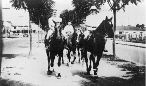 Cavalgada do Conde Francesco Matarazzo e familiares no canteiro central da Avenida Rebouças em 1941.