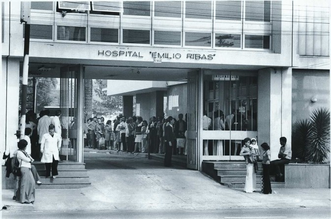 Hospital Emilio Ribas em 1974. Na imagem, pacientes fazem fila para tratar da meningite.