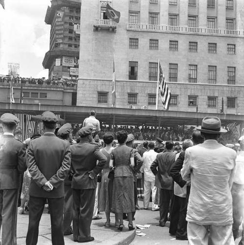 Comemoração do IV Centenário da Fundação da Cidade, no Anhangabaú, em 1954.