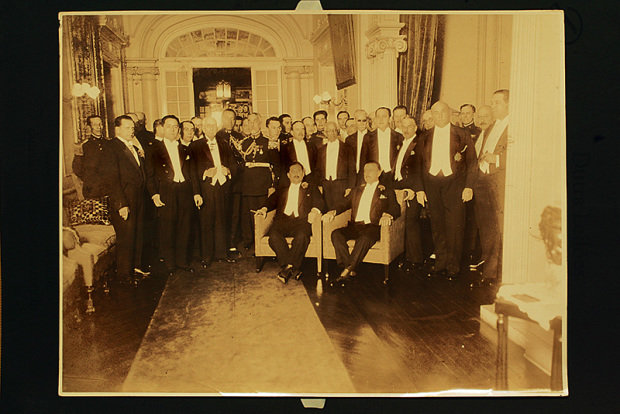 O então presidente de São Paulo, Júlio Prestes (sentado, à dir.), em reunião em um dos salões, nos anos 30. Foto Acervo Ricardo Della Rosa.