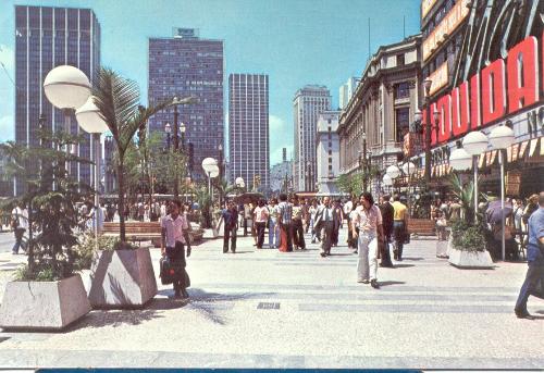 Praça Ramos de Azevedo, em frente ao Mappin, nos anos 70.