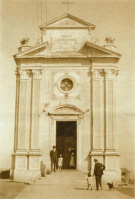 A capelinha erguida em homenagem no ano de 1922. Foto pertencente ao Acervo da Paróquia Nossa Senhora do Rosário de Pompeia.