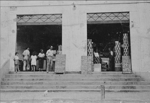Armazém da Família Bombarda na Rua Coronel Melo de Oliveira, na Pompeia, na década de 1930. A imagem pertence à coleção de José Luiz Figueiredo.