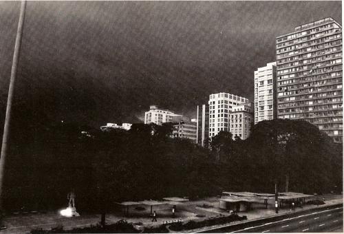 Avenida Paulista à noite, em 1976, na região do Parque Siqueira Campos.