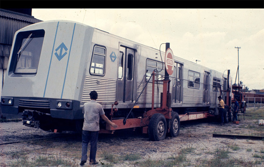 Trem Budd, feito pela empresa Mafersa, chegando ao pátio  do Jabaquara nos anos 70.