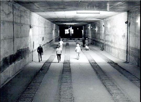 Túnel entre as estação Saúde e Praça da Árvore, na zona Sul de São Paulo, primeiro túnel concretado do Metrô.
