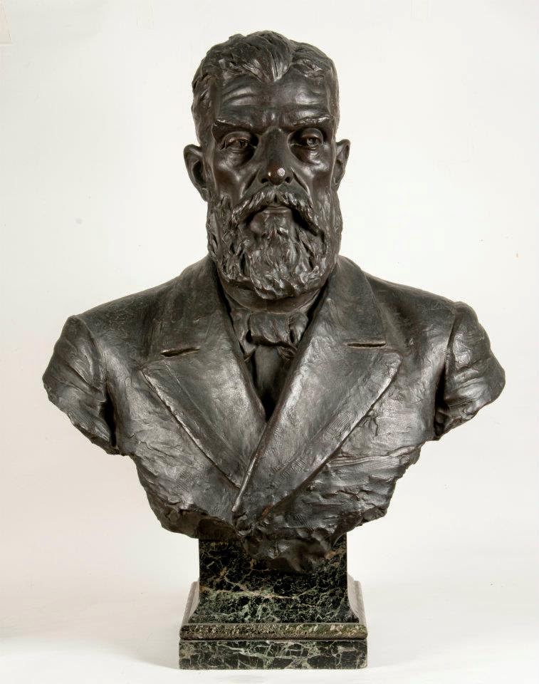 Busto do presidente Prudente de Moraes de autoria da escultora