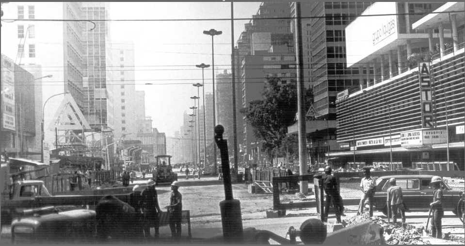 O projeto Nova Paulista previa o alargamento da avenida em 48 metros, melhorias urbanas e a construção de uma nova linha do metrô. 1974.