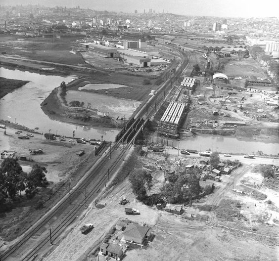 Retificação do Rio Tietê para posterior construção da Marginal em 1969.