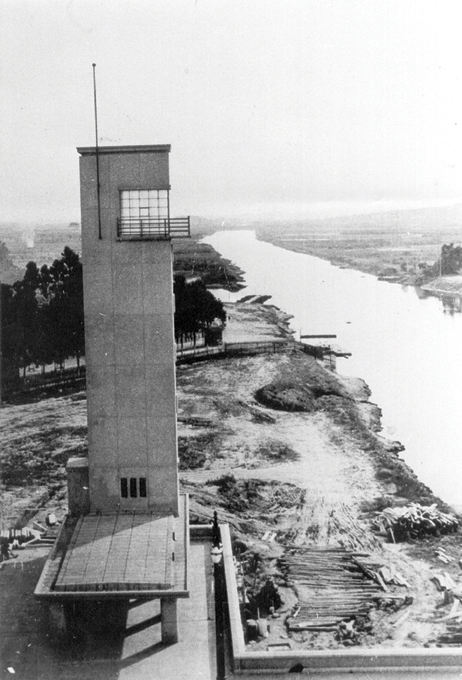 Registro da construção da Ponte das Bandeiras, na atual Marginal Tietê, em 1940.