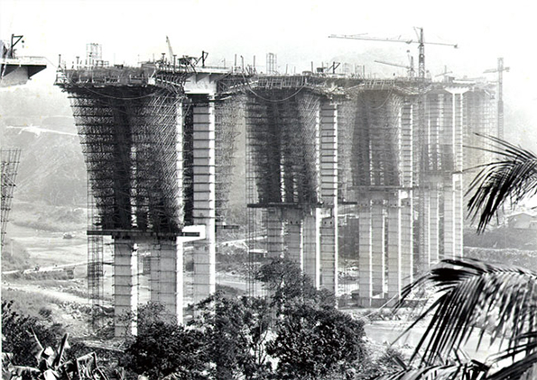 Construção da Rodovia dos Imigrantes nos anos 60. O crédito da imagem fica para o livro História de Santos/Poliantéia Santista