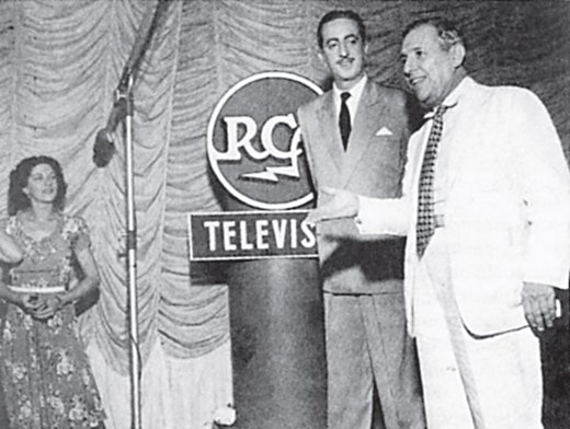 Chateaubriand em frente a um dos totens da RCA, empresa que vendeu os primeiros equipamentos para a TV Brasileira.