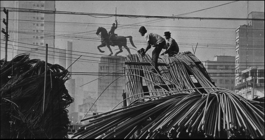 Foto de 1970 com destaque para as ferragens usadas na construção do elevado