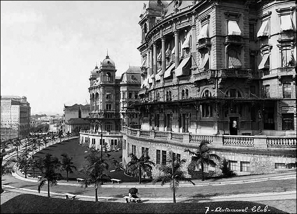 Em primeiro plano o Palacete Prates 2 sede do Automóvel Club, e a seguir o da Prefeitura e Câmara Municipal, ambos formando o cenário do Boulevard Parque do Anhangabaú, em 1921