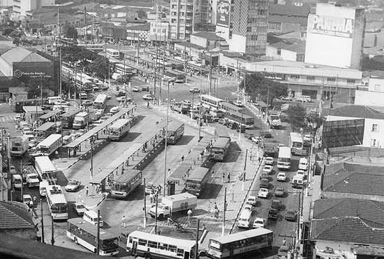 Terminal de ônibus no largo da Batata, em Pinheiros, no ano de 1991.