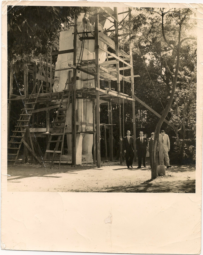 Construção do Borba Gato no quinta da residência de Julio Guerra