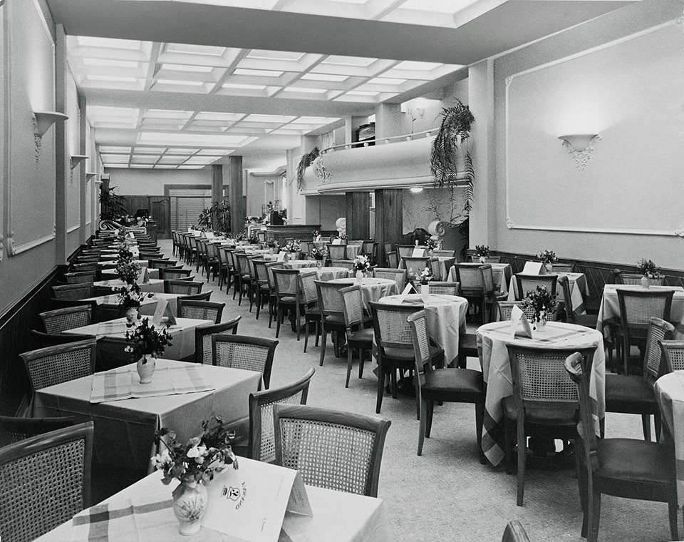 Entre o final da década de 1940 e meados da década de 1950, os elegantes salões de chá no estilo inglês se popularizaram em São Paulo no endereço da R. Barão de Itapetininga e contavam, muitas vezes, com apresentações de música clássica. Na foto, o salão de chá da Confeitaria Fasano, em 1957.