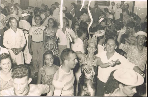 Baile de carnaval, sem lugar definido, quando o lança-perfume era permitido